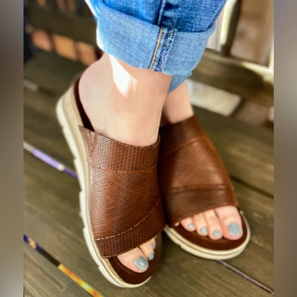 Whiskey color slides, wedge heel, man made material, brand new w/box - Picture 9 of 9